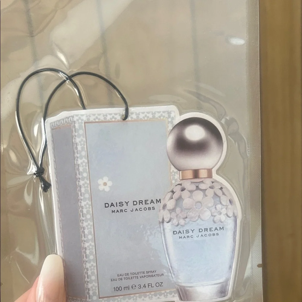 Marc Jacobs Daisy Dream car freshie - Picture 1 of 1